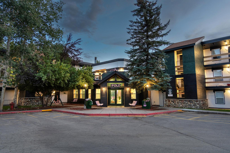 Exterior & Views