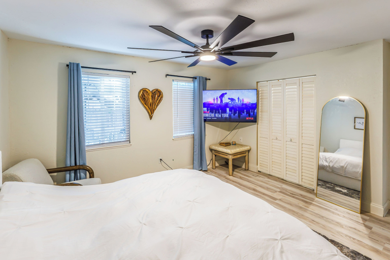 Room 5, Casa Azul - Games and Tiki Bar Vibes, Sarasota