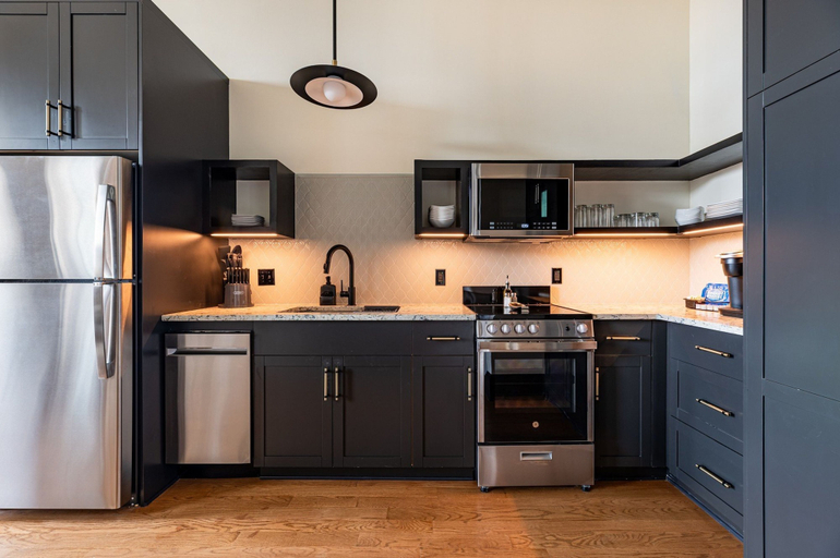 Room 2, 4BR Exclusive Downtown Group Penthouse The Mayfair, Orleans