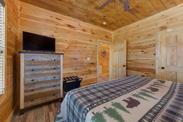 Room 4, Rustic Modern Mountain Cabin, Sevier