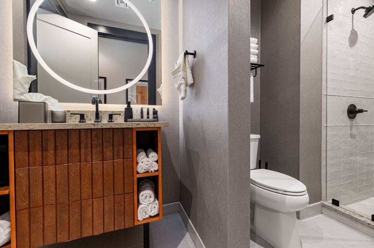 Room 4, 4BR Group Getaway Walk to French Quarter The Mayfair, Orleans