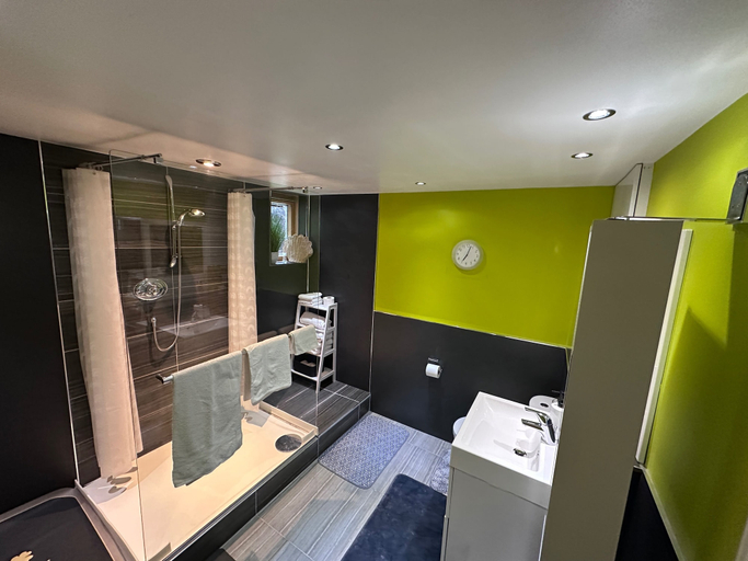 Bathroom 2, Cozy Aberdeen Cottage with 3 Bedrooms, Aberdeen