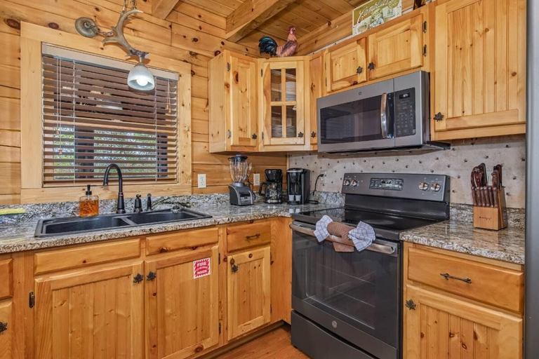 Private kitchen 2, Fox n' Socks, Sevier