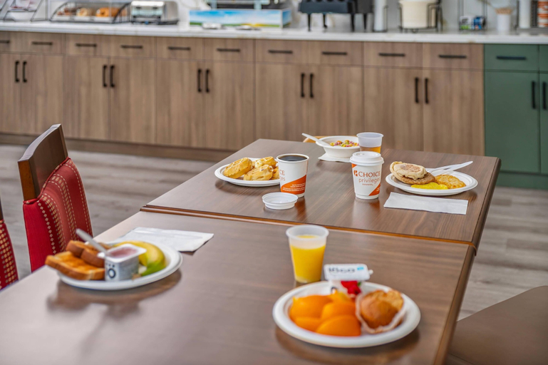 Food & Drinks 5, Comfort Inn Mississauga, Peel
