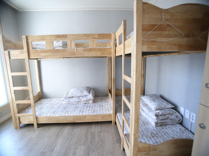 Bedroom 2, Yeosu Namu Guesthouse, Yeosu