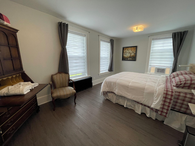 Bedroom 2, Atlantic Pub & Hotel, Stormont, Dundas and Glengarry