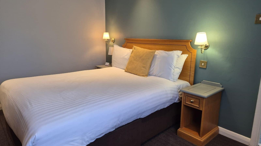 Bedroom 2, Warren Lodge Hotel, Surrey