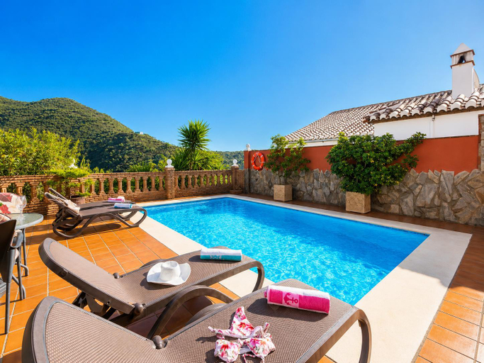 2, Villa Alvarez, Málaga