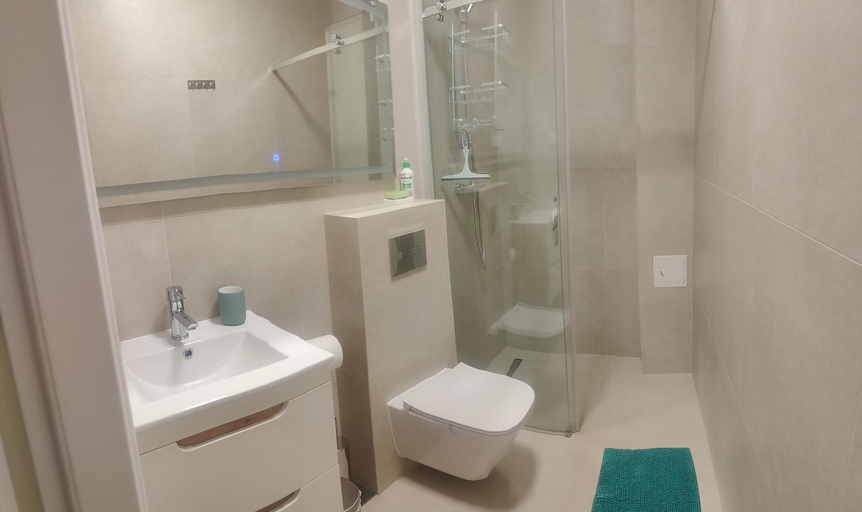 Bathroom 2, Pod Lipami, Puck