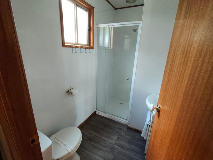 Bathroom 5, Highlander Van Village, Armidale Dumaresq