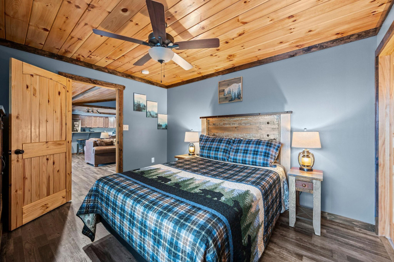 Room 5, Mountain Vibes, Sevier