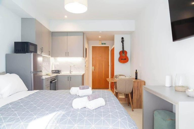 Room 4, Studio 4 Kalamata - Bright Escape in the Centre, Peloponnese
