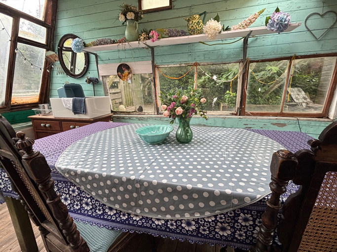 Dining 5, Private Cosy Cabin With sea View Sleeps 2, Sefton