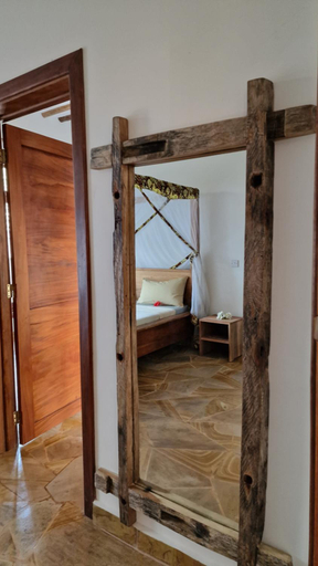 Bedroom, Bantu Home, Kusini