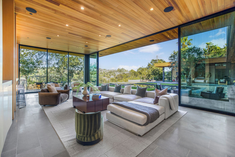 Exterior 3, Oak Pass Manor, Los Angeles
