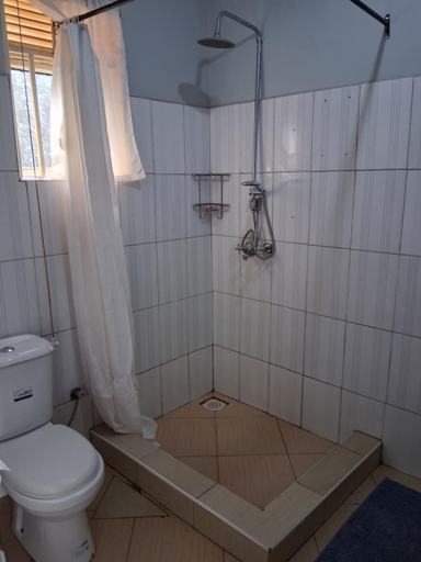 Bathroom 3, Kaz Breeze Gardens, Jinja
