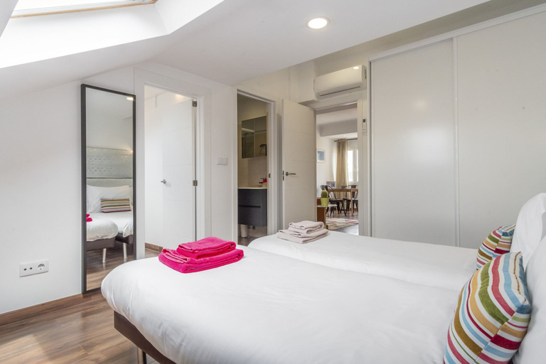 Room 5, AM2 in Lisboa Ciudad, Lisbon