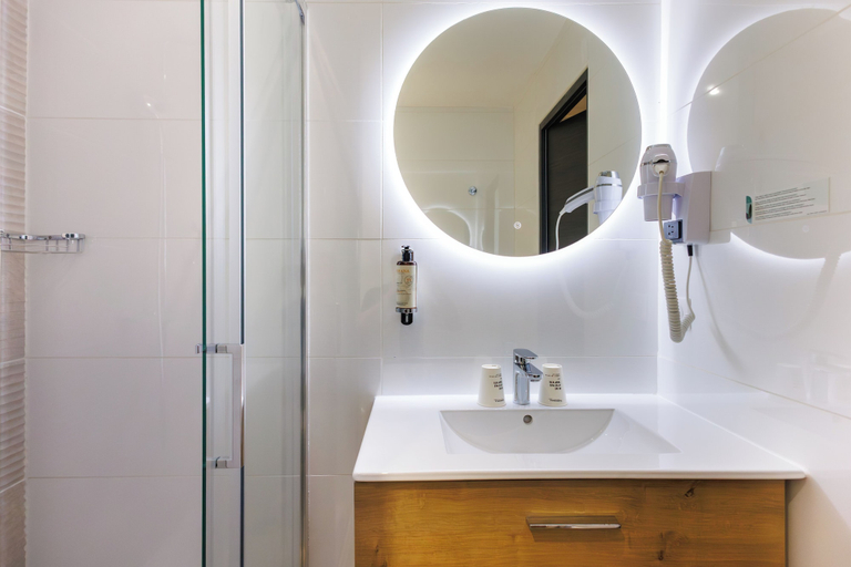 Bathroom 4, The Originals Boutique, Hôtel Cassitel, Cassis Port, Bouches-du-Rhône