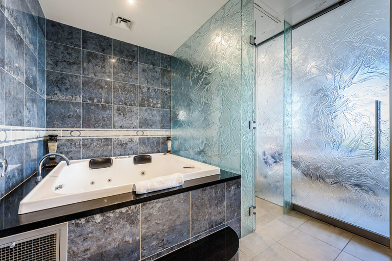 Private spa tub 3, Exclusive Stays - Gallery Penthouse, Melbourne