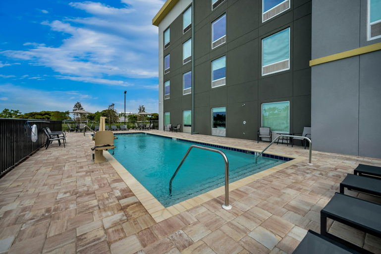 Swimming pool 3, HomeTowne Studios by Red Roof Fort Myers, Lee