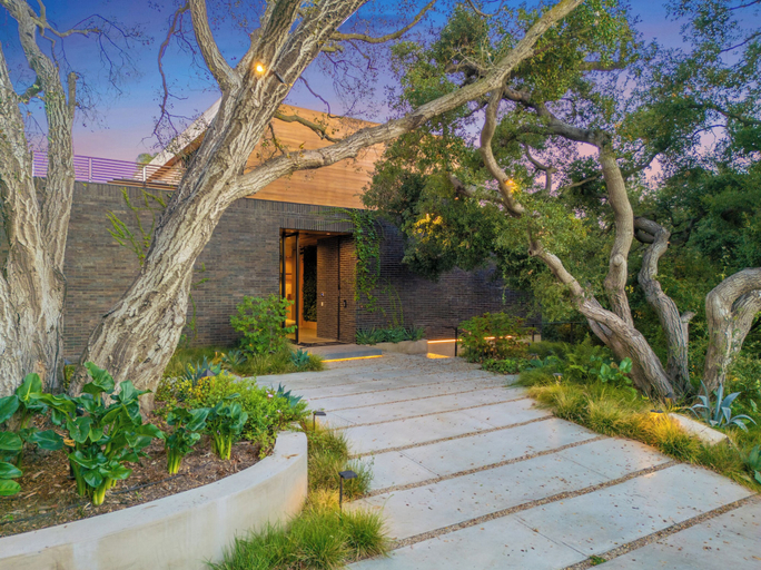 Exterior 2, Oak Pass Manor, Los Angeles