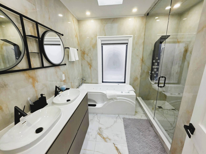 Bathroom 2, Luxury 4 Bedroom Home Near Downtown With Free Parking, Toronto