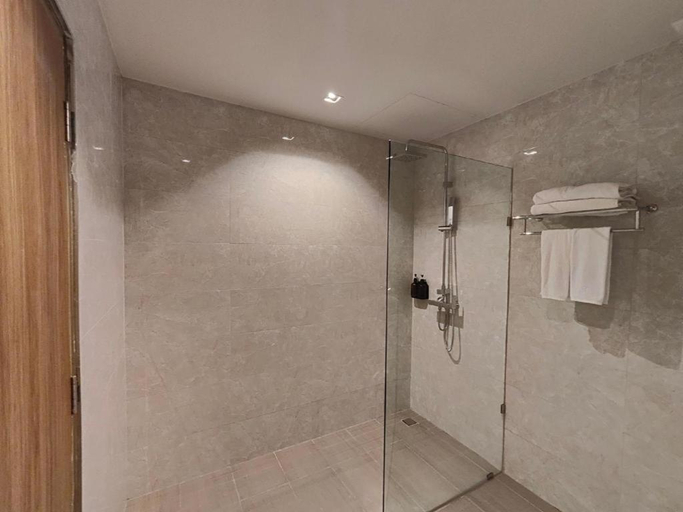 Bathroom 4, Butterfly Hotel Betong, Batong