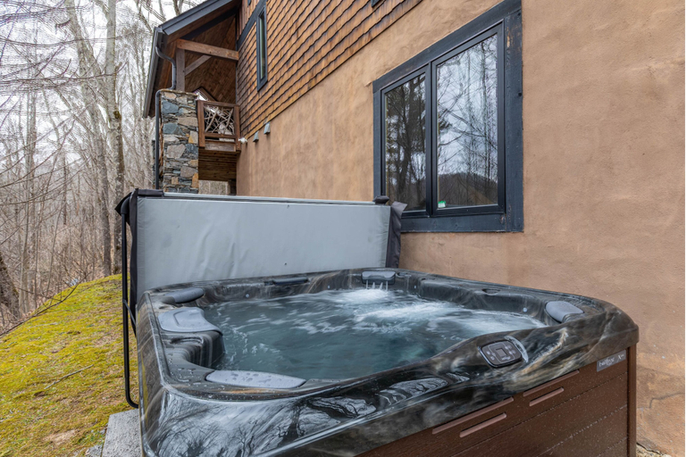 Outdoor spa tub 4, AEA - Eagles Nest NC, Avery