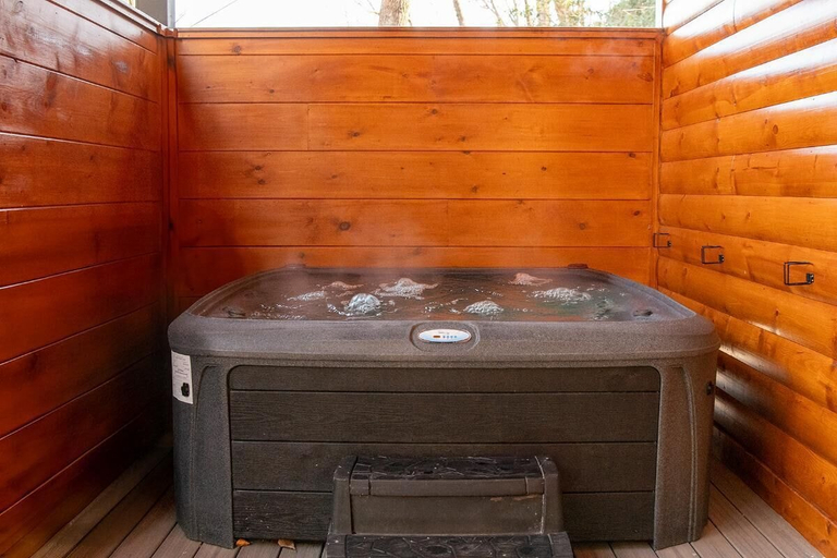 Outdoor spa tub, Three Little Bears 2, Sevier