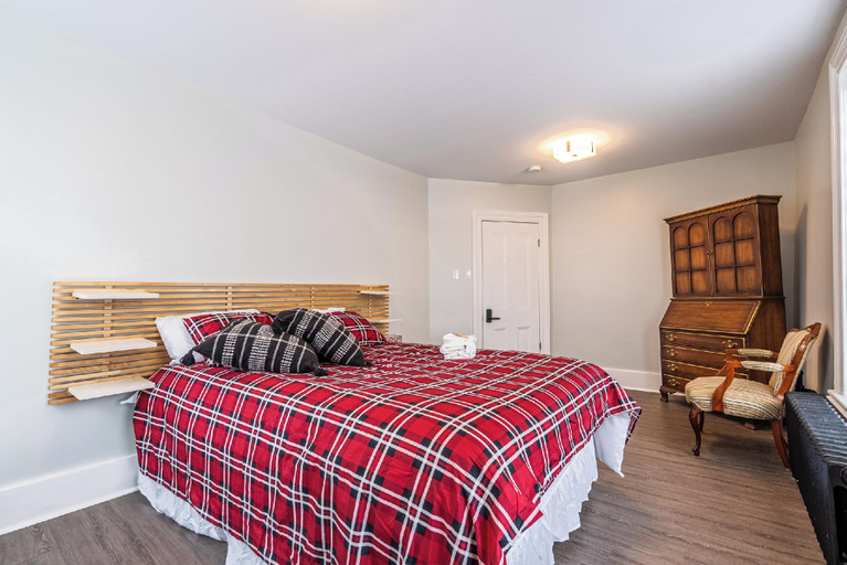 Bedroom 3, Atlantic Pub & Hotel, Stormont, Dundas and Glengarry