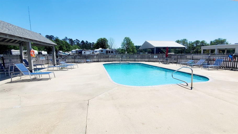 Pool 4, Lakeside RV Resort, Livingston