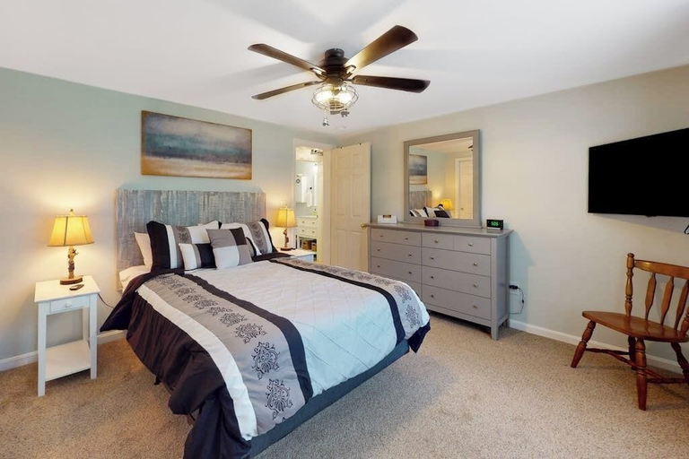Room 2, Serene Home With a Deck, Grill, Firepit, Board Games, Washer/dryer, & mtn Views, Hancock