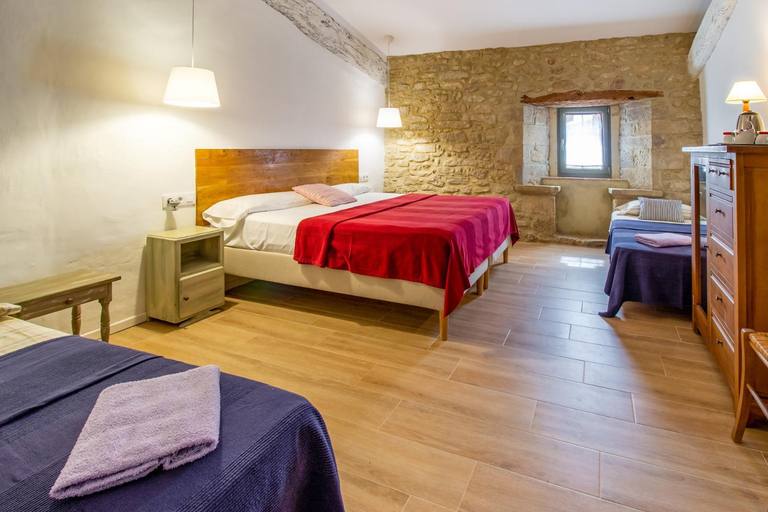 Bedroom 2, MASIA CAN GRAU habitaciones con desayuno inlcuido, Girona