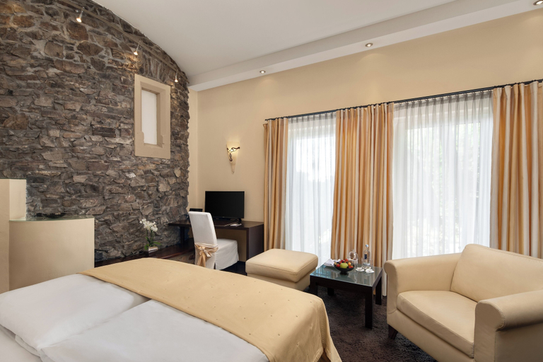 Bedroom 4, Burg & Gästehaus by Schwarzenstein, Rheingau-Taunus-Kreis