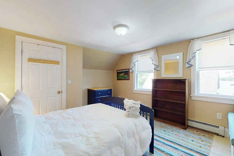 Room 3, Charming Cape-style House With Panoramic River Views and Modern Amenities, Sagadahoc