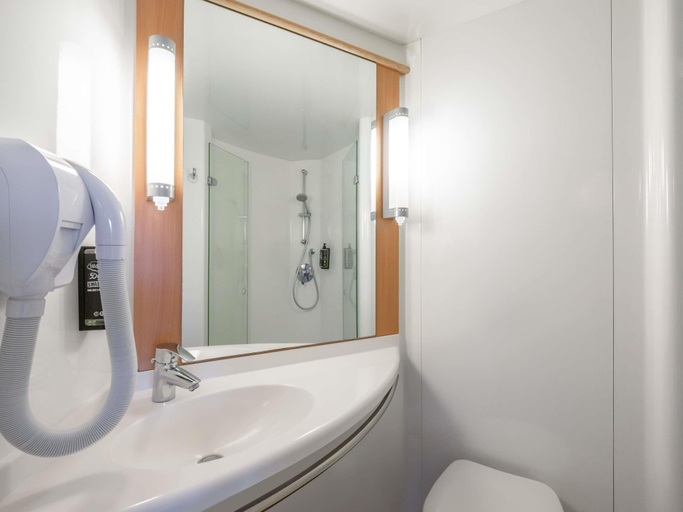 Bathroom 4, ibis Issoire, Puy-de-Dôme