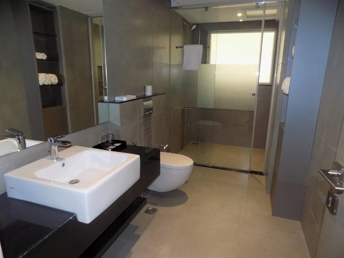 Bathroom 4, ZIBE Luxe Hyderabad by GRT Hotels, Ranga Reddy