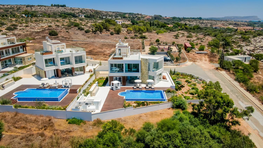 Exterior & Views