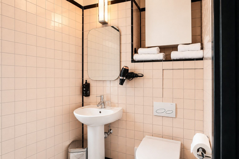 Bathroom 5, Le Berger Latroupe Hotel, Bruxelles