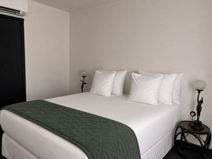 Bedroom 3, Le Berger Latroupe Hotel, Bruxelles