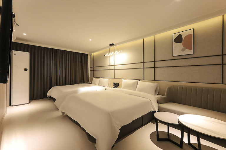 Bedroom 2, Some Motel, Dong