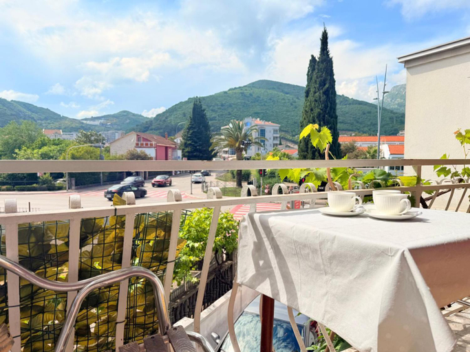 2, Edessa Apartment