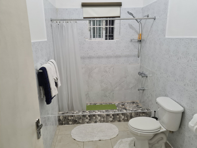 Bathroom, La Rose Apartment Jamaica