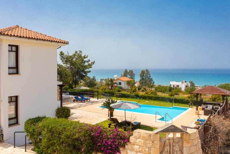 Others 3, Villa Minoas