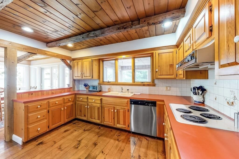 Private kitchen 5, Dog-friendly, Bayfront Home W/rocky Beach, Full Kitchen, Washer/dryer & Firepit, Hancock