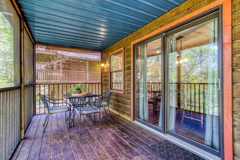 Outdoor dining 4, Foxes Den, Sevier