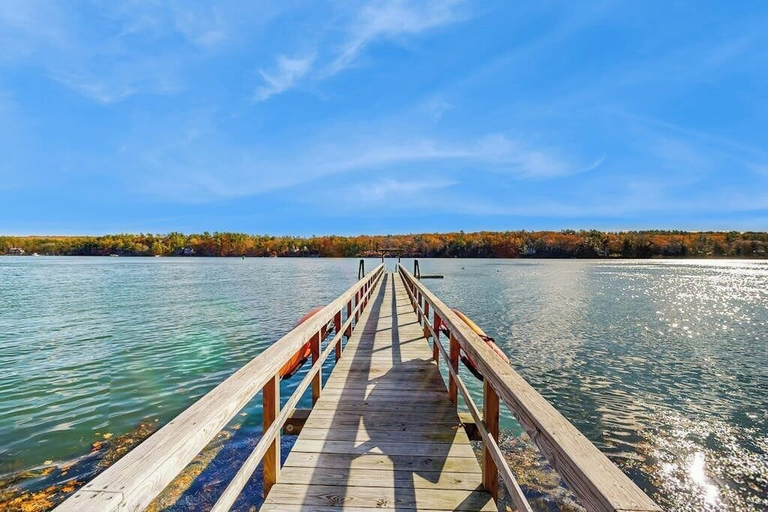 Lake 5, Charming Riverfront Home With Cozy Interiors, Dock, and Scenic Deck Views, Lincoln