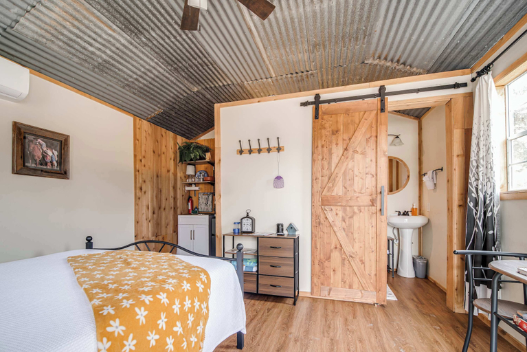 Room 2, Hill Country Cabin 2, Comal