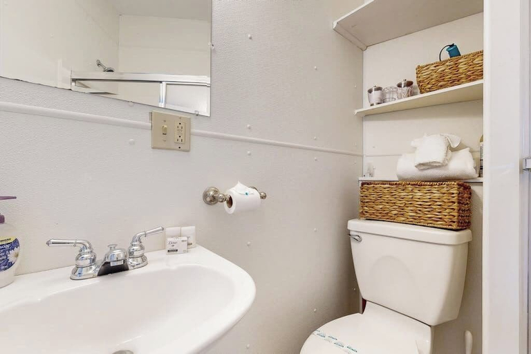 Bathroom 2, Admiral's Quarters, Lincoln