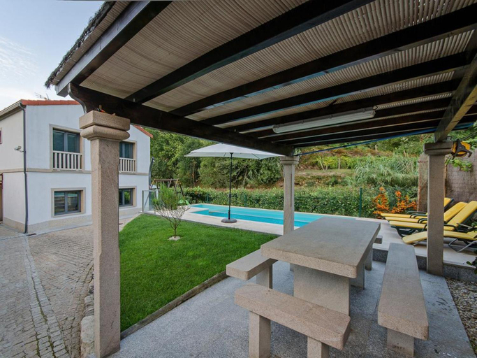 Others 2, Charming villa in Cividade, 150 m² with private pool, Melgaço